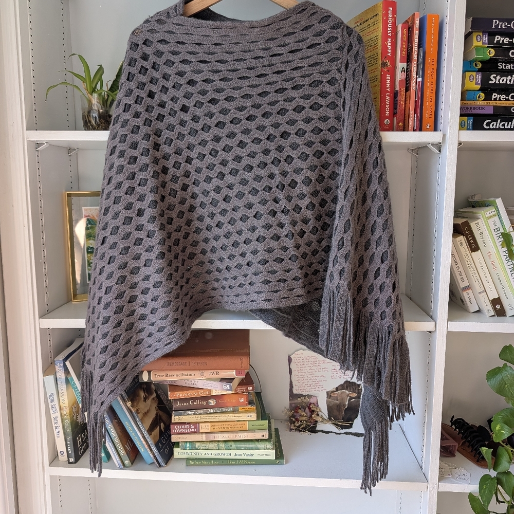 Women's Knit Poncho Fringe Soft Grey Size Medium Y2K Boho Cozy Festival - Picture 2 of 8